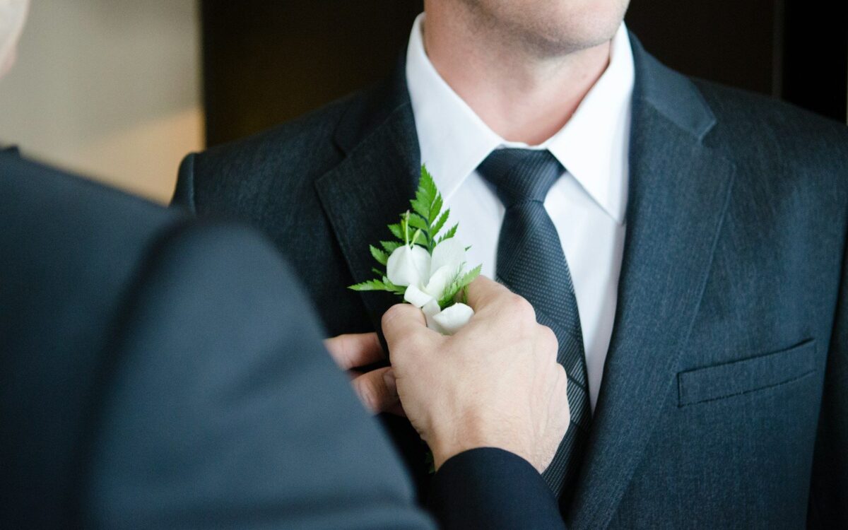 Boutonniere dipasang pada jas pengantin pria