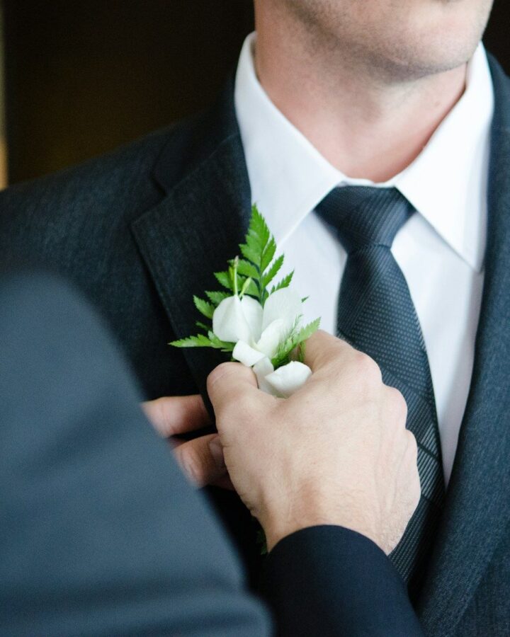 Boutonniere dipasang pada jas pengantin pria
