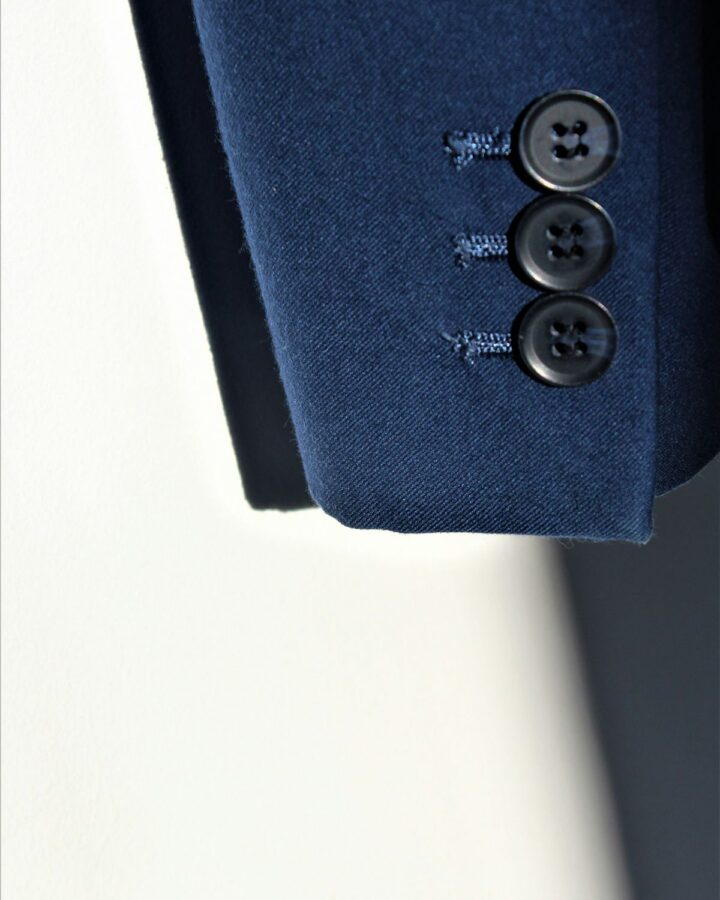 Detail kancing lengan jas navy