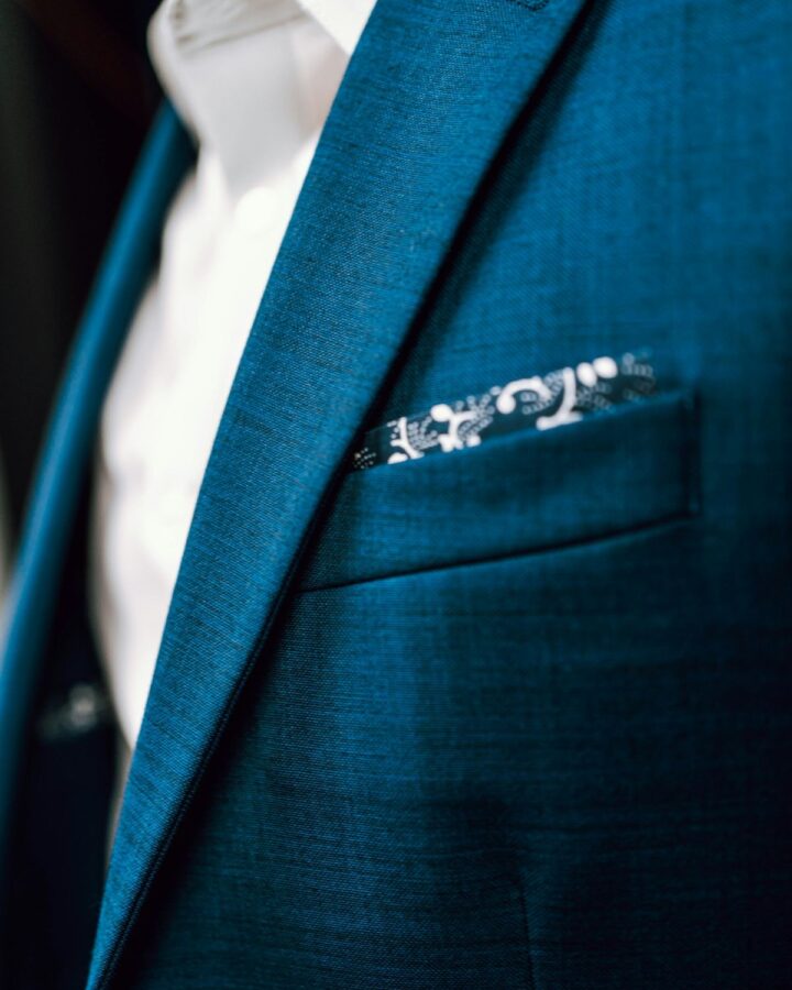 Detail kerah dan pocket square pada jas biru