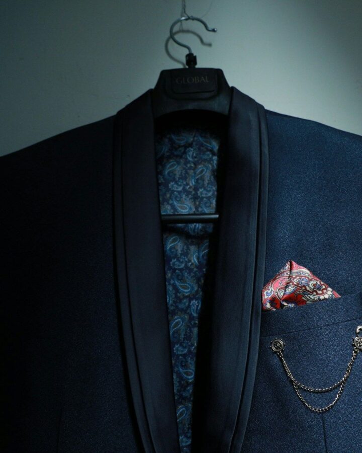 Jaket navy dengan lining bermotif tergantung di hanger