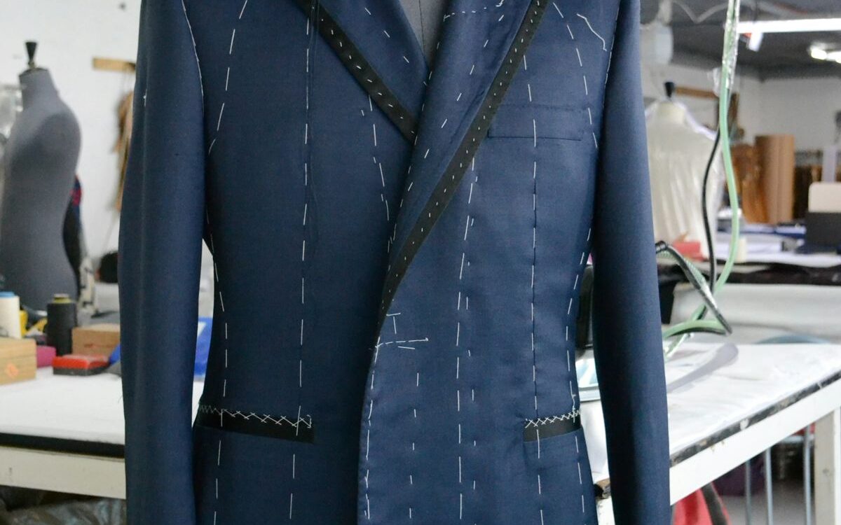 Jas dengan jahitan basting untuk fitting di atas manekin