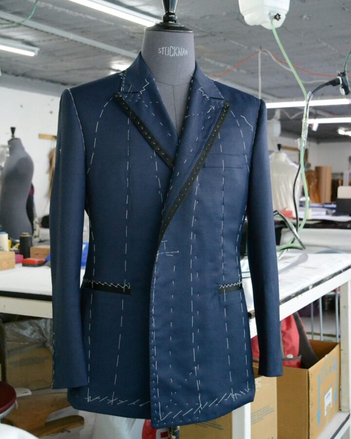 Jas dengan jahitan basting untuk fitting di atas manekin