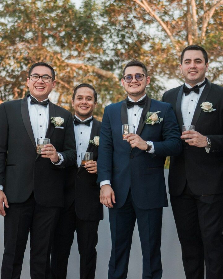 Pengantin pria dan groomsmen mengenakan jas yang serasi