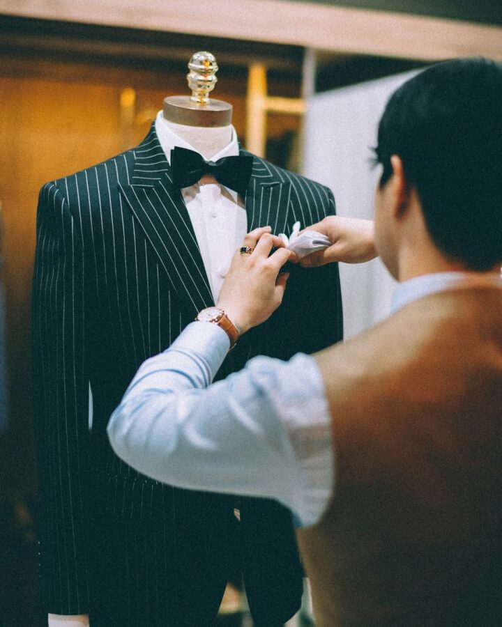 Tailor menandai jas pinstripe di manekin